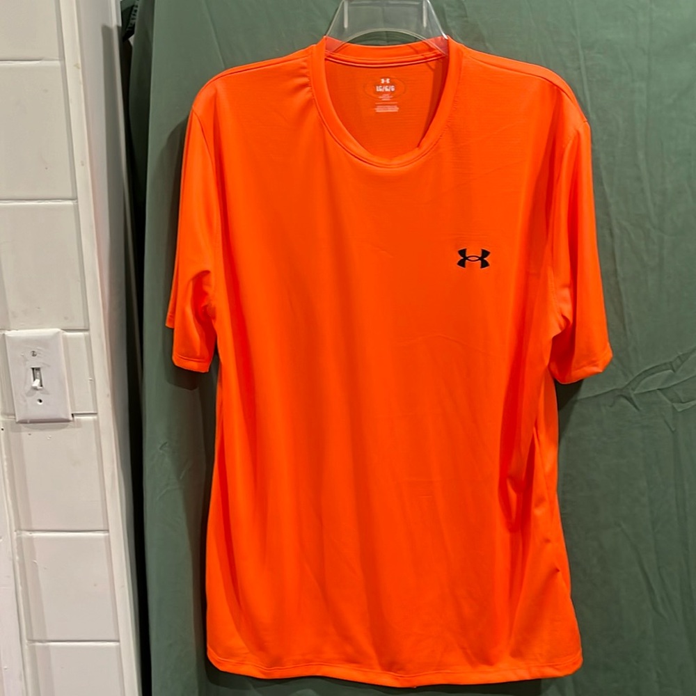 Men short sleeve shirts by under armor size L orange jersey